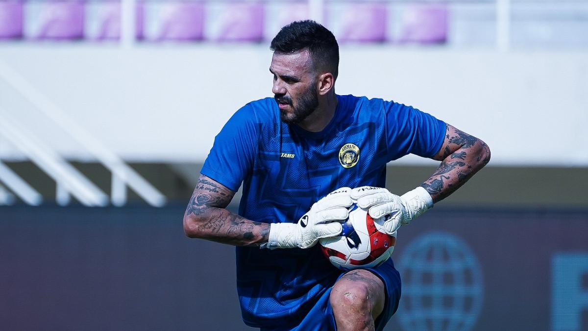 INDONESIA SUPER LEAGUE - Kiper asing Arema FC, Lucas Frigeri di sesi latihan.