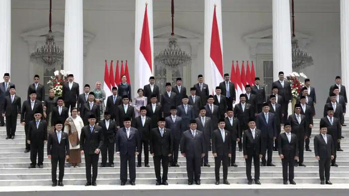 RESHUFFLE KABINET - Presiden Prabowo Subianto didampingi Wakil Presiden Gibran Rakabuming Raka berfoto bersama Menteri Kabinet Merah Putih usai pelantikan di Istana Merdeka, Jakarta, Senin (21/10/2024). Prabowo diprediksi bakal melakukan reshuffle kabinet lagi awal tahun 2026 ini.