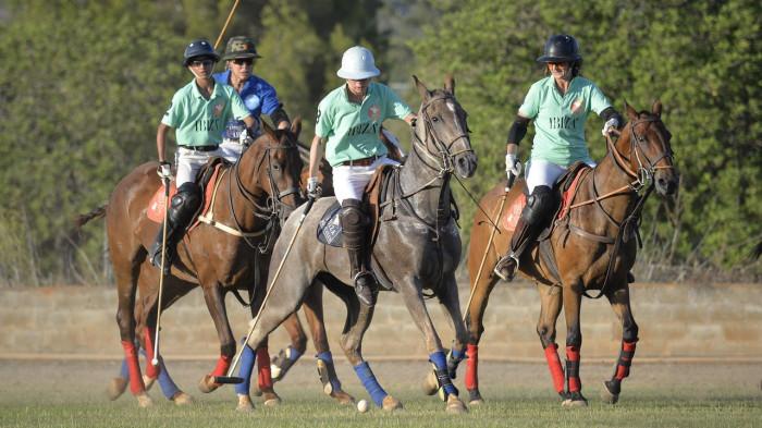Polo olahraga berkuda yang seperti sepak bola.