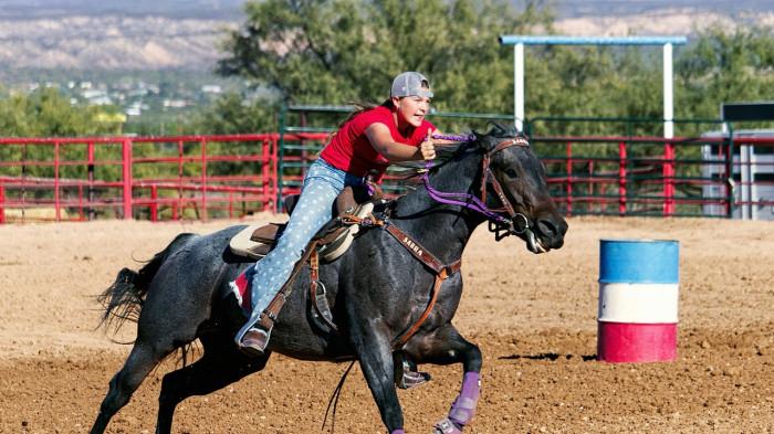 Salah satu disiplin Rodeo Events, Barrel Racing.