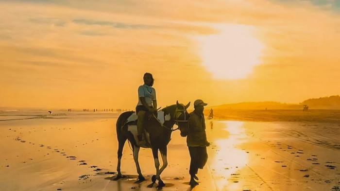 Berkuda di Pantai Parangtritis sambil menikmati sunset.