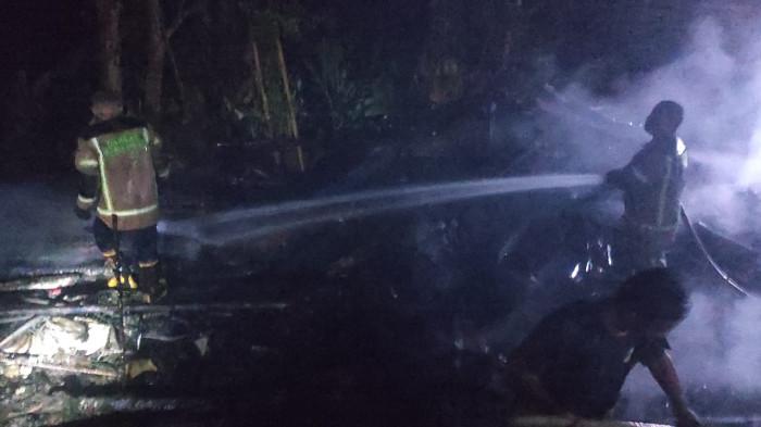 Petugas Damkar Mamuju padamkan kebakaran rumah warga di Desa Bambu, Kecamatan Mamuju