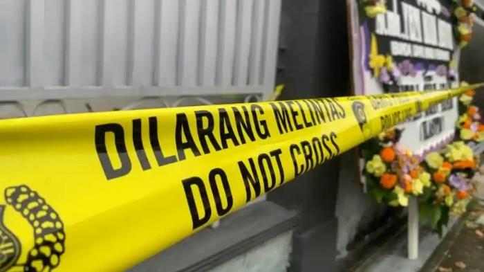 Garis polisi terpasang di rumah pelaku dan korban kasus anak bunuh istri