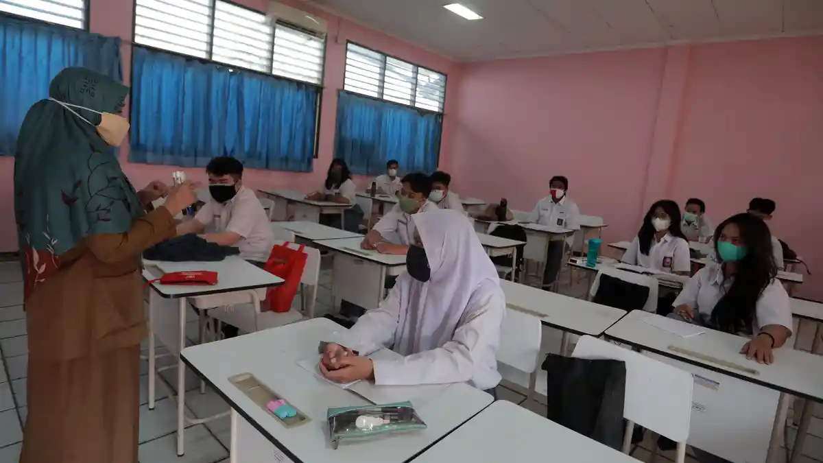 KUNCI JAWABAN BAHASA INDONESIA - Guru memberikan pembelajaran kepada siswa saat uji coba pembelajaran tatap muka terbatas di SMA Negeri 1 Tangerang, Banten, Senin (6/9/2021). Simak kunci jawaban Bahasa Indonesia Kelas 12 Halaman 208 Bab 6 terdapat tugas Kegiatan 1. 
