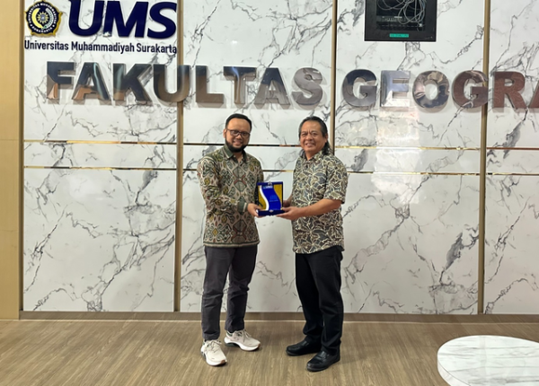 Penyerahan kenang kenangan dari Dekan Fakultas Geografi UMS, Jumadi, S.Si., M.Sc., Ph.D. (kiri), kepada Dekan Fakulti Sains Sosial dan Kemanusiaan UKM, Prof. Dr. Kadaruddin Aiyub.