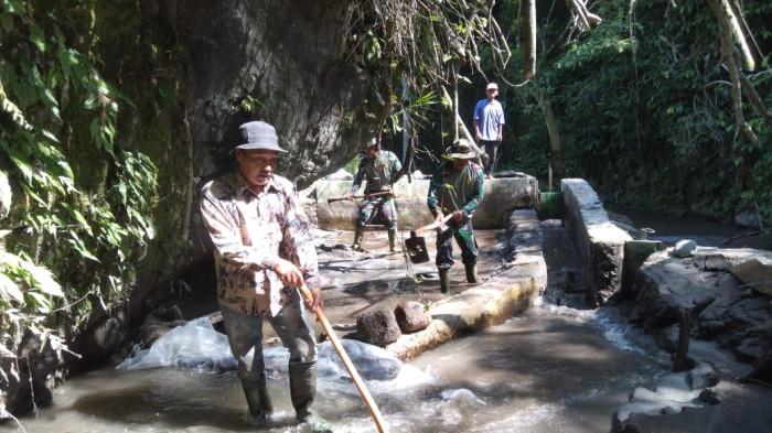TNI DAN WARGA MEKAR AYU GOTONG ROYONG 2