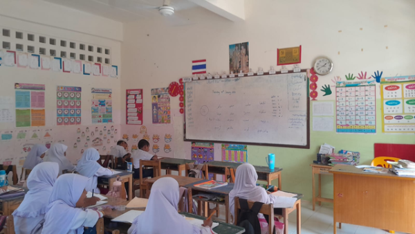 Pengajaran Bahasa Inggris di Santi Witya Serong School