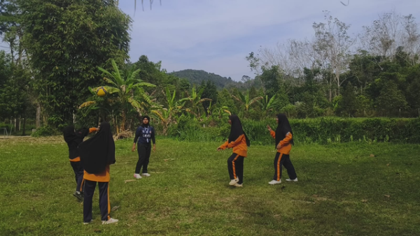 Pengajaran olahraga di Santi Witya Serong School