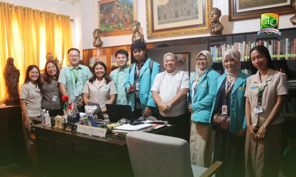 Mahasiswa Program Studi Pendidikan Akuntansi FKIP UMS, Yuanisya Arrafiu (Jas Biru UMS paling kanan), foto bersama dengan murid dan pengajar di Aklan Catholic College yang berlokasi di Aklan, Kalibo.