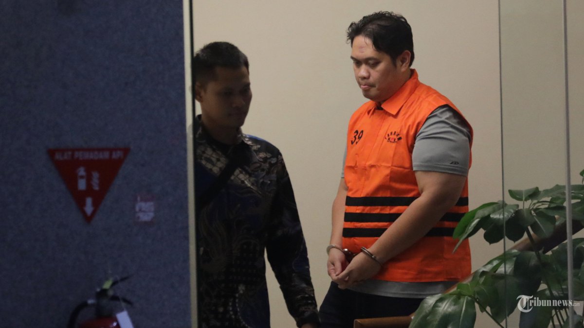 OTT KPK - Kepala Kejaksaan Negeri (Kajari) Kabupaten Hulu Sungai Utara Albertinus Parlinggoman Napitupulu mengenakan rompi tahanan usai terjaring operasi tangkap tangan (OTT) di Gedung Merah Putih KPK, Jakarta, Sabtu (20/12/2025). KPK resmi menahan Albertinus Parlinggoman Napitupulu dan Asis Budianto serta Kepala Seksi Perdata dan Tata Usaha Negara (Kasi Datun) Kejaksaan Negeri Kabupaten Hulu Sungai Utara Tri Taruna Fariadi yang saat ini masih buron terkait tindak pidana korupsi pemerasan di Kejaksaan Negeri Kabupaten Hulu Sungai Utara, Kalimantan Selatan. TRIBUNNEWS/IRWAN RISMAWAN