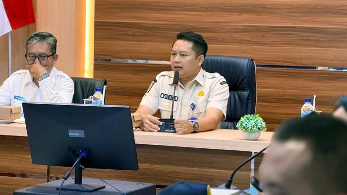 KICK OFF MEETING - Kepala UPT Pengelolaan Pendapatan Daerah Tulungagung, Gemilang Yudha Wahyu Perdana, S.STP, M.AP, saat pemaparan dalam Kick Off Meeting Strategic Program Kegiatan Cost-Sharing Tahun Anggaran 2026 Kabupaten Tulungagung, Jawa Timur, Rabu (28/1/2026).