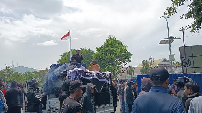Masyarakat lingkar tambang Poboya kembali turun ke jalan menggelar aksi dengan tuntutan utama permohonan Wilayah Pertambangan Rakyat (WPR) dan penciutan lahan di PT CPM pada Rabu (28/1/2026).