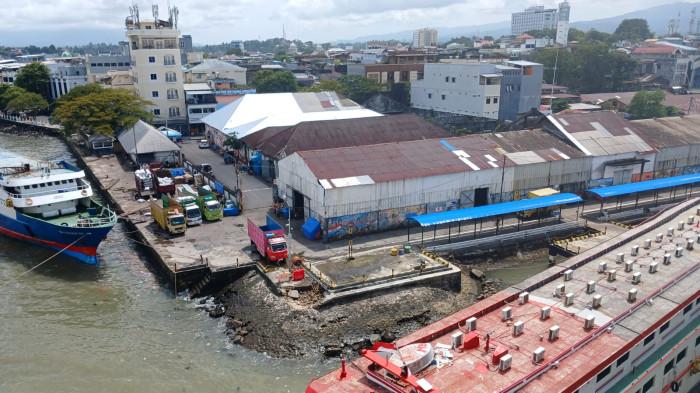 PELABUHAN MANADO - Aktivitas Pelabuhan Manado, Sulawesi Utara, Kamis (22/1/2026). KSOP Manado buka suara terkait 2 kapal bersenggolan beberapa waktu lalu.