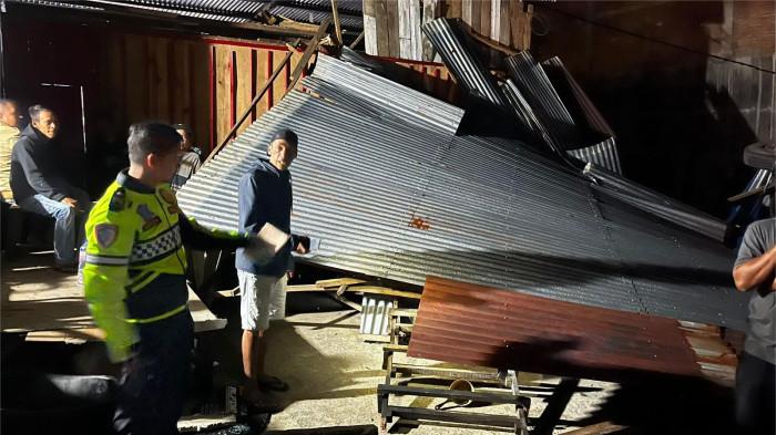 TRUK PATAH AS- Petugas kepolisian mendatangi lokasi kecelakaan truk yang mengalami patah as di Jalan Raya Solok – Padang, Jorong Pasar Usang Guguak, Nagari Koto Gadang Guguak, Kecamatan Gunung Talang, Kabupaten Solok, Sumatera Barat, pada Senin (26/1/2026) malam sekira pukul 22.00 WIB.