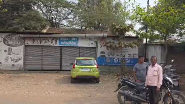 दरम्यान अजित पवार यांच्या निधनामुळे संपूर्ण महाराष्ट्रात शोककळा पसरली आहे बारामतीमध्ये कार्यकर्त्यांनी मोठी गर्दी केली असून त्यांच्या डोळ्यामध्ये पाणी आहे आपल्या नेत्याला शेवटचा निरोप देण्यासाठी कार्यकर्ते बारामतीमध्ये दाखल झाले आहेत. 