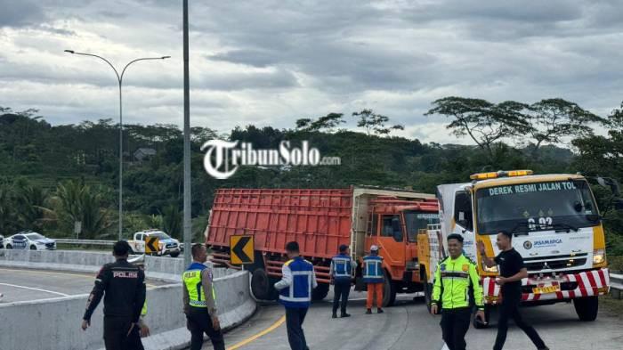 Truk terguling di tanjakan simpang