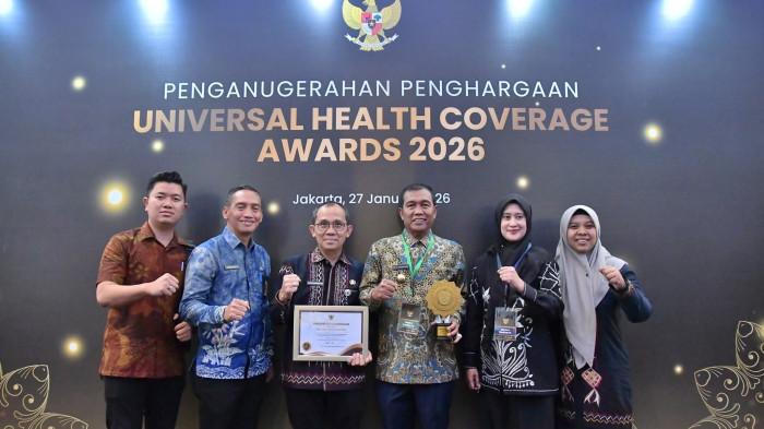 Pemkab HSS - Bupati HSS dan OPD terkait saat menghadiri UHC Award 2026.