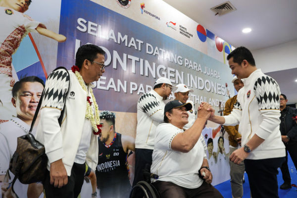 Wamenpora Taufik Hidayat apresiasi atlet ASEAN Para Games yang lampaui target. Foto: NPC Indonesia
