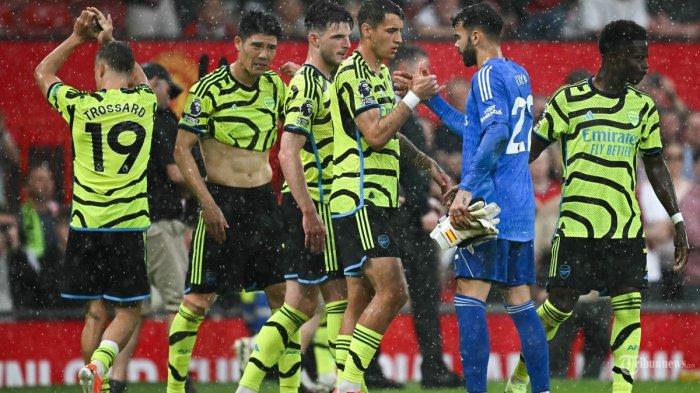 ARSENAL BERPOTENSI MENANG - Reaksi Arsenal usai pertandingan sepak bola Liga Utama Inggris antara Manchester United dan Arsenal di Old Trafford di Manchester, barat laut Inggris, pada 12 Mei 2024. (Photo by Paul ELLIS / AFP)