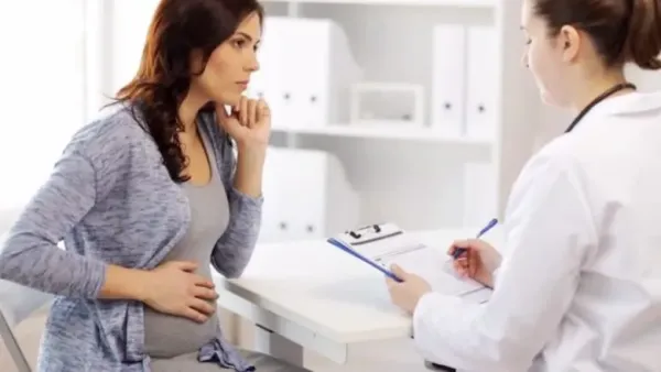pregnant woman talking to female doctor