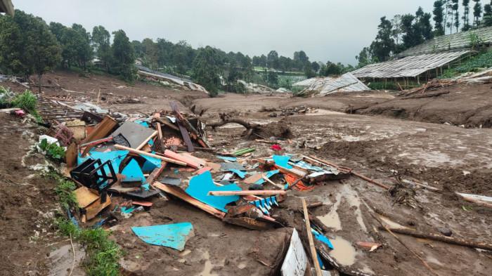 LONGSOR CISARUA - Puing-puing bangunan berserakan setelah diterjang longsor di Desa Pasirlangu, Kecamatan Cisarua, Kabupaten Bandung Barat, Jawa Barat pada Sabtu (24/1/2026).