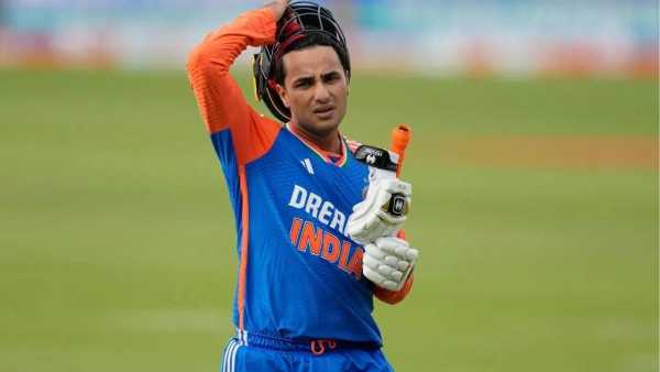 न्यूझीलंडविरुद्धच्या टी20 मालिकेतील चौथ्या सामन्यात टीम इंडियाचा स्फोटक फलंदाज अभिषेक शर्मा स्वस्तात बाद झाला. त्याला खातंही खोलता आलं नाही. विशाखापट्टणम येथील एसीए-व्हीडीसीए क्रिकेट स्टेडियमवर अभिषेक पहिल्याच चेंडूवर बाद झाला. अभिषेक शर्मा गोल्डन डकवर पॅव्हेलियनमध्ये परतला.  (फोटो- PTI)