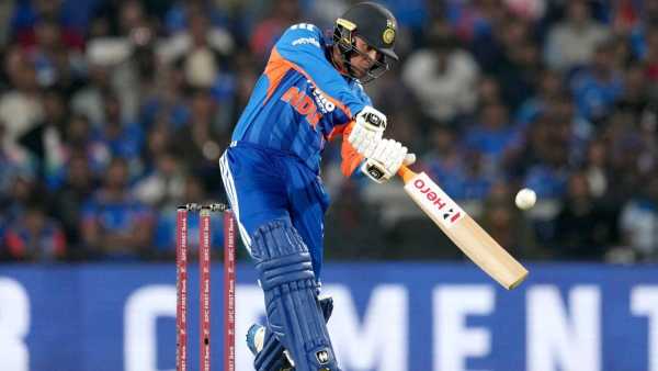 टी20 आंतरराष्ट्रीय सामन्यांमध्ये डावाच्या पहिल्याच चेंडूवर बाद होणाऱ्या भारतीय सलामीवीरांच्या नकोशा यादीत अभिषेक शर्मा सामील झाला आहे. या यादीत केएल राहुल पृथ्वी शॉ रोहित शर्मा आणि संजू सॅमसन यांचा समावेश आहे. मागील सामन्यात डावाच्या पहिल्याच चेंडूवर संजू सॅमसन बाद झाला होता. (फोटो- BCCI Twitter) 