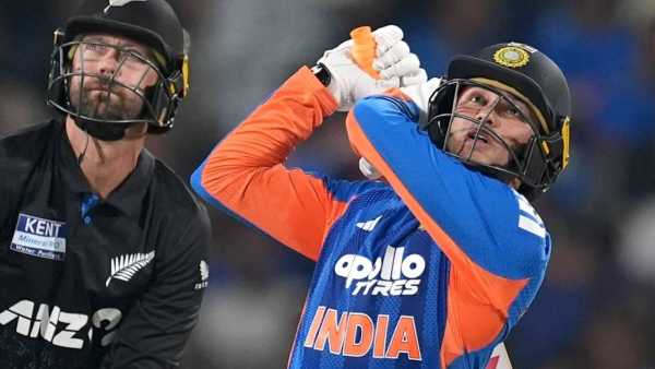 अभिषेक शर्मा आता टी20 आंतरराष्ट्रीय सामन्यांमध्ये सर्वाधिक गोल्डन डक मिळवणाऱ्या भारतीय सलामीवीरांच्या यादीत सामील झाला आहे. केएल राहुल आणि संजू सॅमसन यांनीही प्रत्येकी दोनदा ही कामगिरी केली आहे. दरम्यान रोहित शर्मा तीन गोल्डन डकसह यादीत आघाडीवर आहे. (फोटो- BCCI Twitter)