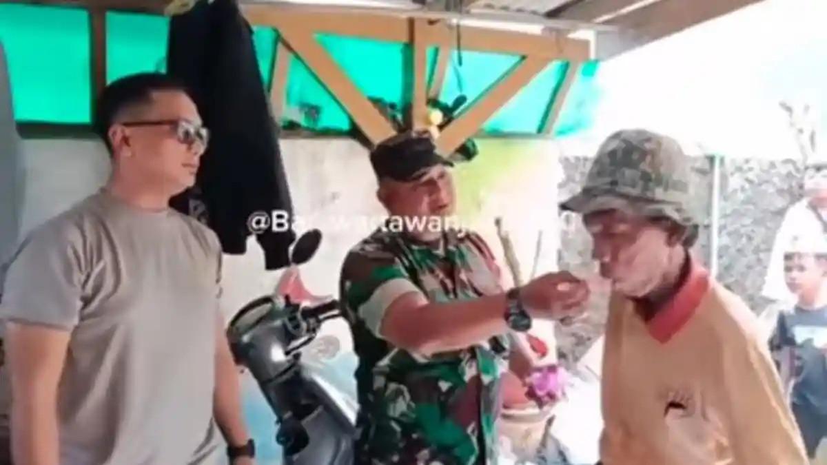 ES GABUS VIRAL - Video viral memperlihatkan dua pria berseragam TNI dan Polri menuding pedagang es gabus di Kemayoran, Jakarta Pusat, menjual produk berbahan spons. Dari pemeriksaan sementara Polres Metro Jakarta Pusat, es gabus tersebut dipastikan aman dikonsumsi.