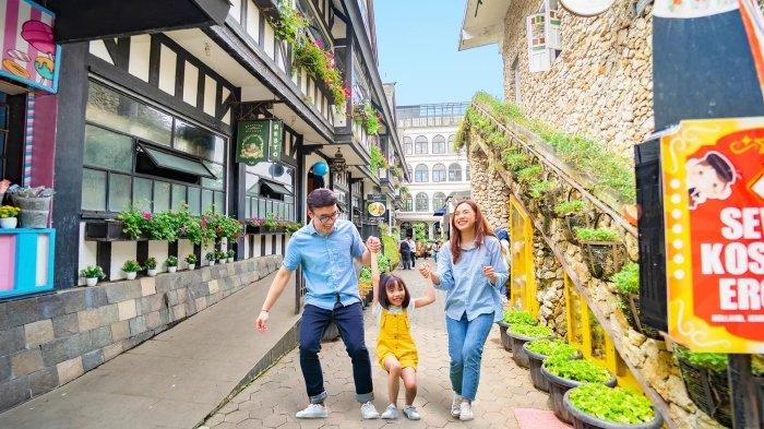 Pengunjung liburan ke Farm House Lembang, tempat wisata hits di Bandung, Jawa Barat.