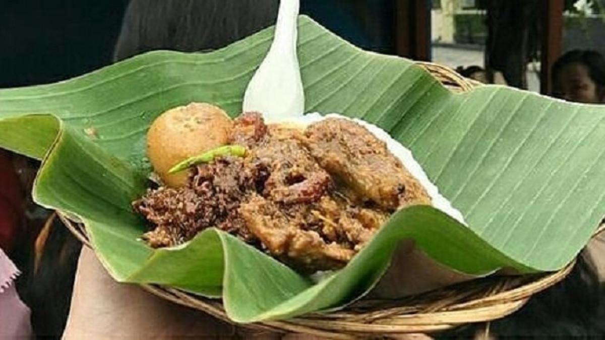 Gudeg Mbok Lindu, rekomendasi gudeg enak dekat Stasiun Tugu Jogja yang cocok untuk makan siang.