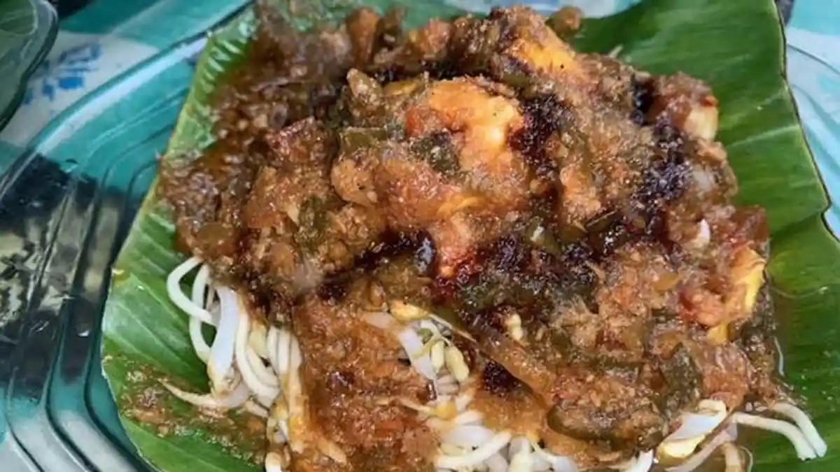 Toge Goreng Pak Obit Gondrong, satu tempat makan siang dekat Kebun Raya Bogor yang banyak diburu wisatawan.