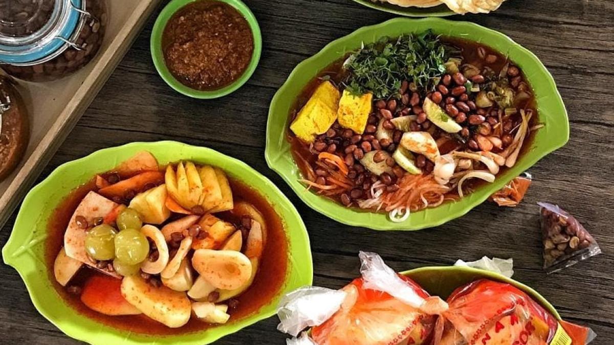 Asinan Asli, satu tempat makan siang dekat Kebun Raya Bogor yang banyak diburu wisatawan.