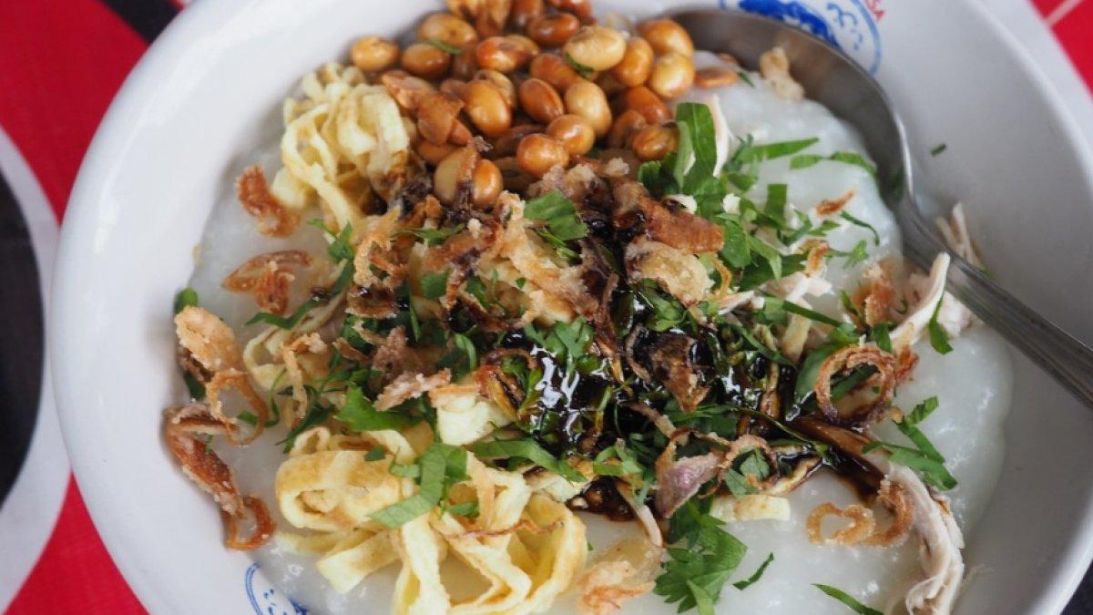 Ilustrasi bubur ayam di Kedai Bumijo untuk sarapan enak dekat Stasiun Tugu Yogyakarta.