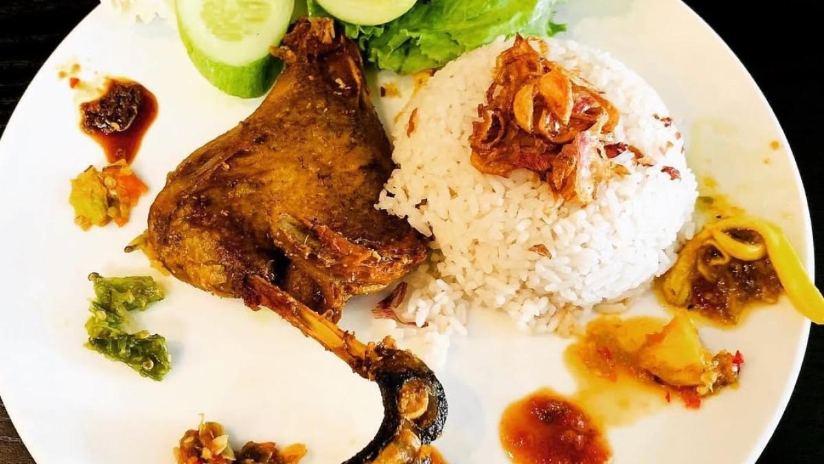 Bebeke Om Aris Otista, satu tempat makan siang dekat Kebun Raya Bogor yang banyak diburu wisatawan.