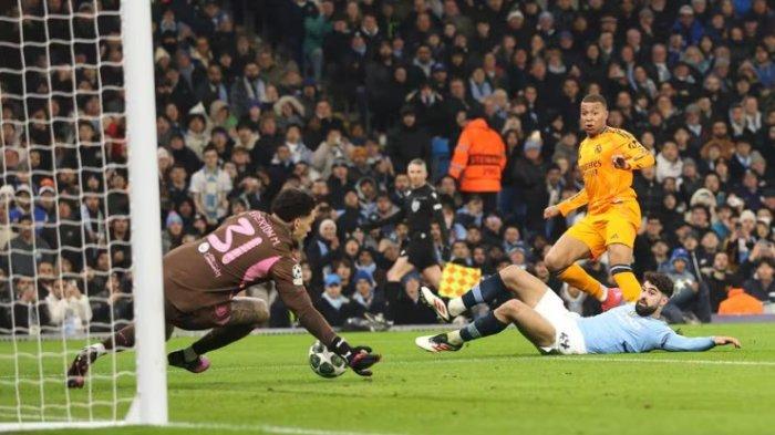 AKSI KYLIAN MBAPPE - Penyerang Real Madrid Kylian Mbappe melepaskan tembakan ke arah gawang Manchester City pada babak play-off 16 besar Liga Champions di Etihad Stadium, Rabu (12/2/2025) dini hari WIB. (Laman Resmi UEFA)