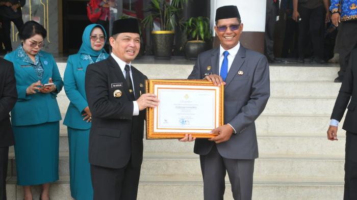 TERIMA PENGHARGAAN - Wakil Bupati Kayong Utara, Amru Chanwari (kanan), menerima penghargaan dari Gubernur Kalimantan Barat, Ria Norsan, pada peringatan HUT Pemerintah Provinsi Kalimantan Barat ke-69 di Halaman Kantor Gubernur Kalbar, Rabu 28 Januari 2026.