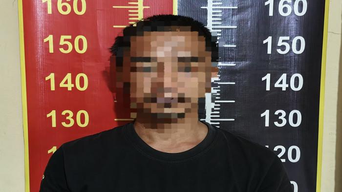 PENGGELAPAN SEPEDA MOTOR - Terduga pelaku RH saat diamankan Polsek Pontianak Timur atas dugaan tindak pidana penggelapan satu unit sepeda motor. Kapolsek Pontianak Timur, AKP Tarminto, mengatakan pengungkapan kasus tersebut bermula dari laporan korban terkait peminjaman sepeda motor yang tidak kunjung dikembalikan. 