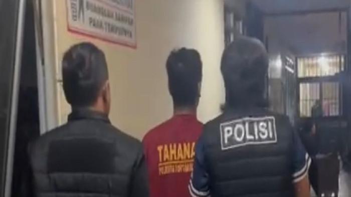 PEMBACOKAN TUKANG PARKIR - Terduga pelaku saat diamankan Tim Jatanras Satreskrim Polresta Pontianak atas dugaan tindak pidana penganiayaan berat terhadap rekannya sesama juru parkir di Jalan Gajah Mada, Kecamatan Pontianak Selatan, Kota Pontianak pada Minggu 25 Januari 2026. Berikut kronologi lengkapnya.