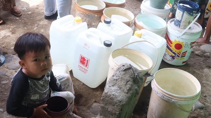 KEKERINGAN DI PADANG: Warga RT 001 RW 008, Kelurahan Pasa Ambacang, Kecamatan Kuranji, Kota Padang, Selasa (27/1/2026) siang menampung air bersih. Sumur dirumah mereka mengering pasca banjir bandang akhir tahun lalu.