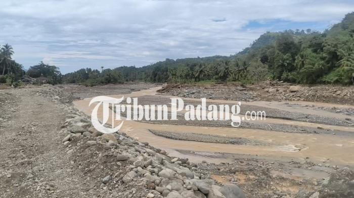 KEKURANGAN AIR BERSIH- Penampakan aliran sungai Kelurahan Kapalo Koto, Kecamatan Pauh, Kota Padang, Rabu  (28/1/2026), usai dilanda bencana pada akhir November 2025 yang lalu. Pengamat Lingkungan Unand, Syofiarti sebut penyebab kekeringan dipicu deforestasi dan perubahan iklim.