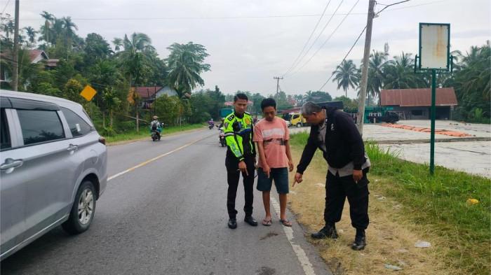 KECELAKAAN MAUT- Petugas Sat Lantas Polres Solok saat mengecek kondisi korban yang terlibat kecelakaan di rumah sakit, Rabu (28/1/2026). Kecelakaan tersebut menyebabkan seorang pemuda meninggal dunia setelah sempat mendapatkan perawatan.