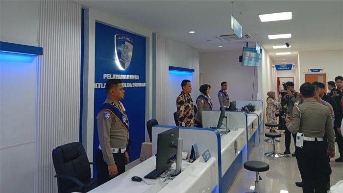 PELAYANAN BPBD KENDARAAN- Petugas Ditlantas Polda Sumatera Barat bersiaga di ruang pelayanan Gedung Pelayanan BPKB yang baru dioperasikan di Jalan Rimbo Kaluang, Kota Padang, Rabu (28/1/2026).