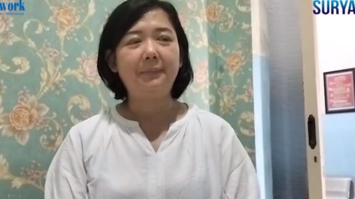 DOKTER - Dokter Rosa menjenguk penumpangnya, Sirka Mariana usai melahirkan di mobilnya.Sirka mendadak melahirkan di dalam kabin taksi online saat melintas di kawasan Asemrowo, Surabaya, Jawa Timur, Selasa (20/1/2026) malam