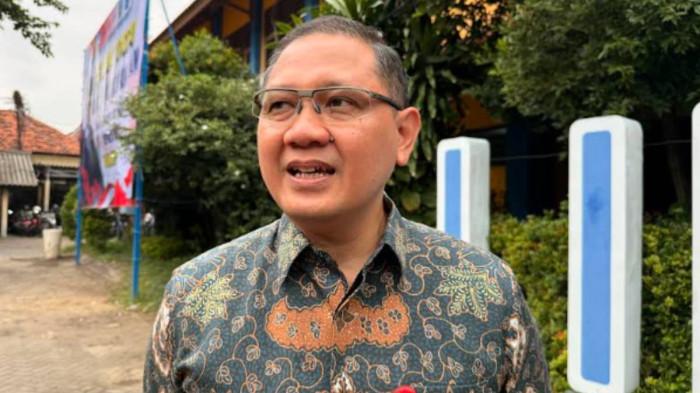 KOTAK MAKAN MBG - Kepala Dinas Pendidikan Provinsi Jawa Timur Aries Agung Paewai saat diwawancara usai kunjungan Menko Bidang Pangan Zulkifli Hasan di SMAN 15 Surabaya, Selasa (27/1/2026). Aries mengusulkan agar MBG dikemas dalam kotak siap bawa pulang selama bulan Ramadhan.
