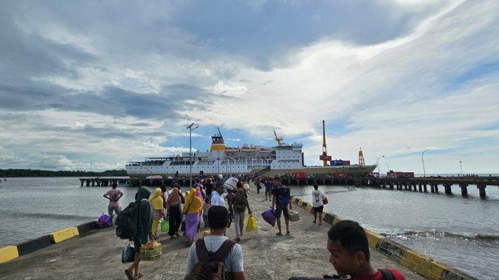 KM GUNUNG DEMPO - KM Gunung Dempo saat sandar dan melakukan bongkar muat penumpang di Pelabuhan Nabire, Papua Tengah. Simak jadwal kapal Pelni rute Nabire ke Surabaya Februari 2026. Cek juga pilihan kapal hingga harganya.