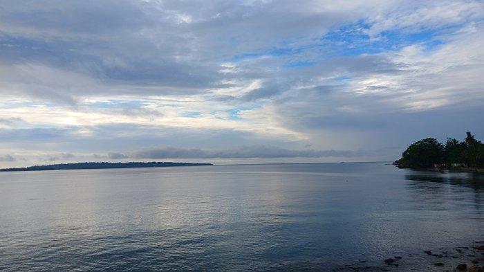 BERAWAN - Cuaca berawan di Pantai Rendani, Manokwari Barat, Kabupaten Manokwari, Papua Barat, Kamis (10/7/2025).