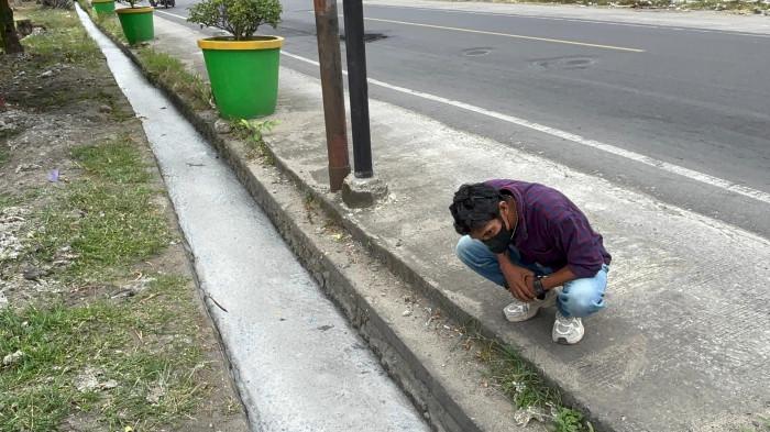 LIMBAH MBG - Limbah dapur MBG memenuhi saluran air atau got di depan kantor Dewan Perwakilan Rakyat Daerah (DPRD) Kabupaten Polman, Sulbar, Kamis (29/1/2026).