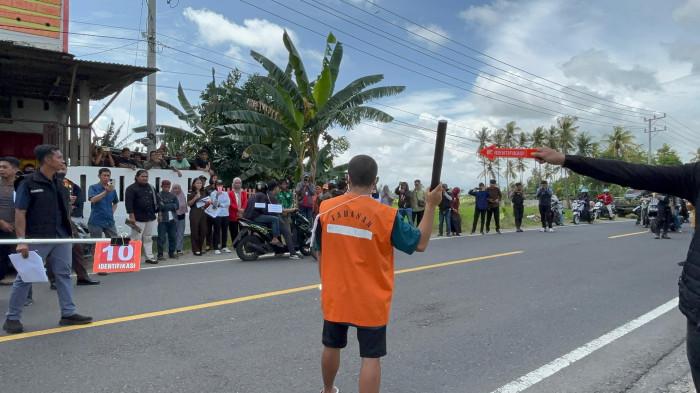 Andi Putra tersangka penganiayaan menyebabkan kematian menjalani rekontruksi adegan di Polman