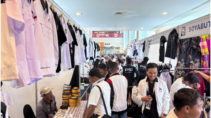 RAKERNAS PSI DI MAKASSAR - Peserta Rakernas PSI tengah berburu Songkok Recca, penutup kepala tradisional khas Bone, di Lobi Hotel Claro Makassar, Jalan AP Pettarani, Kamis (29/1/2026). Pameran UMKM lokal turut memeriahkan agenda politik ini, menampilkan beragam produk budaya dan kerajinan Sulsel.